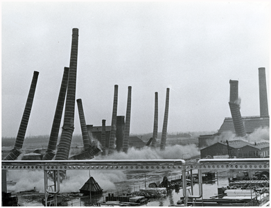 51766 Sloop thermische fabriek KZM, opblazen van schoorstenen zinkfabriek, Budel-Dorplein, 9-11-1974