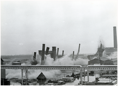 51767 Sloop thermische fabriek KZM, opblazen van schoorstenen zinkfabriek, Budel-Dorplein, 9-11-1974