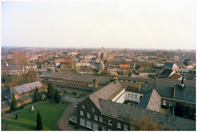 51812 Luchtfoto vanuit kerktoren O.L.V. Visitatie, Budel, zicht op tuin met Mariabeeld en klooster (rechts), ...