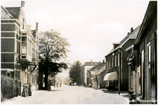 51817 Straatbeeld Nieuwstraat met links gebouw Marechausse/politie, Budel