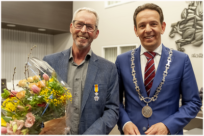 51954 Koninklijke onderscheiding voor Jos Derks, Budel , met burgemeester Roland van Kessel, 29-03-2022