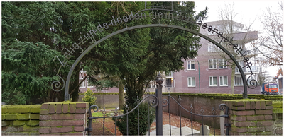 51962 Protestants kerkhof, Budel, achter de O.L.V. Visitatiekerk van Budel met poort (met tekst) op de voorgrond, 23-01-2020