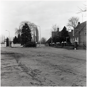 51984 zicht op kerkhof, Maarheeze , met rechts de pastorie, 1969-1970