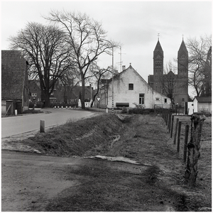 51985 straatbeeld vanuit de Dalen, Maarheeze, rechts St. Gertrudis kerk, 1969-1970