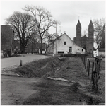 51985 straatbeeld vanuit de Dalen, Maarheeze, rechts St. Gertrudis kerk, 1969-1970