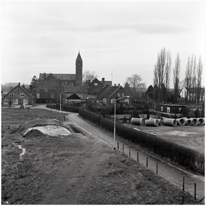 51992 Aanleg A2/E9, Maarheeze , vanaf Baileybrug met zicht op hotel Noord-Brabant en het Kruispunt en kerk St. ...
