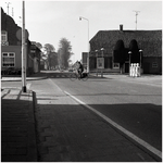 52003 Kruispunt Kerkstraat, Smits van Oijenlaan en Stationsstraat, Maarheeze, met links Hof van Holland rechts ...