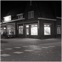 52009 Maarheeze bij nacht cafe t Kruispunt + winkel van Gansewinkel, Maarheeze, 1968