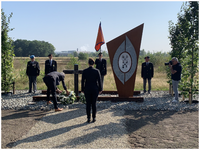 52015 Onthulling nieuw oorlogsmonument, Budel-Dorplein, militaire eer kranslegging, 05-09-2021