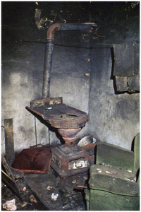 52073 Langgevelboerderij van fam. Vlassak, Budel, kookgelegenheid met potkachel, 1990-1997