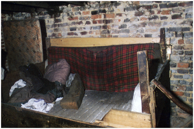 52077 Langgevelboerderij van fam. Vlassak, Budel, bed, hier sliepen de gebroeders Vlassak, 1990-1997
