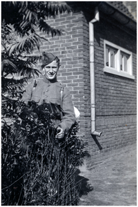 52119 Kapper Jen Vaassen voor het huis, Budel, 1940