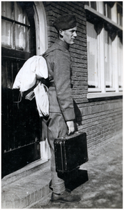 52120 Kapper Jen Vaassen voor het huis, Budel, 1940
