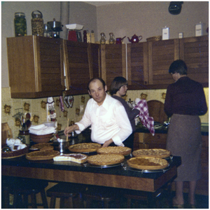 52124 Bakker Ben van Lieshout, Budel, vlaaien aan het bakken met vrouw Dilie, circa 1975