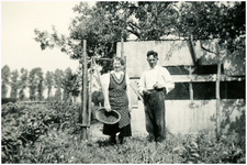 52198 Truus en Sjang Slegers bij het kippenhok, Soerendonk, juli 1937