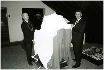 52216 Onthulling boomstamputten door wethouder Wiel Engelen en burgemeester Krijgsman, Budel, circa 1992