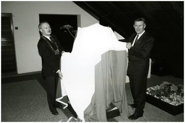52216 Onthulling boomstamputten door wethouder Wiel Engelen en burgemeester Krijgsman, Budel, circa 1992