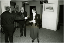 52217 Onthulling boomstamputten in gemeentehuis, Budel, circa 1992