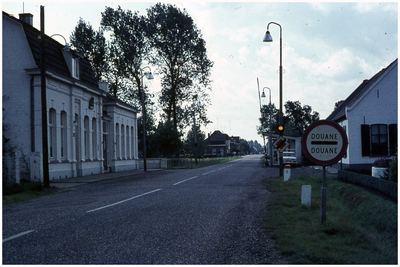 52221 Grensovergang Budel-Hamont met links het douanekantoor (Grenskantoor)1960-1992, Budel, circa 1960