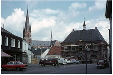 52224 Markt met Schepenhuis en Kerk O.L.V. Visitatie, Budel, circa 1960