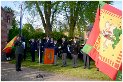 52335 Herdenking oorlogsslachtoffers met Gilde vendelzwaaiers en oud militairen bij kapelletje , Budel, mei 2023