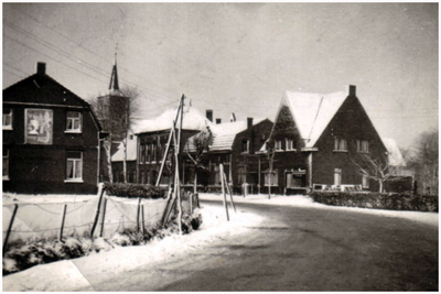 52342 Dorpsstraat 15-17-19 met op achtergrond kerk St. Jan, Soerendonk, circa 1960-1970