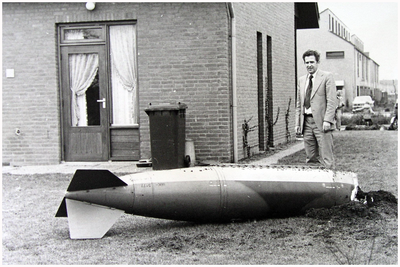 52355 Theo Vrijssen met bom, Maarheeze, circa 1960