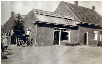 52360 Meubelzaak Fam. Slenders, Budel, circa 1960