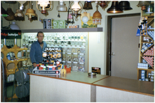 52368 Slenders witgoed en verlichting specialist met op foto Paul Slenders eigenaar, Budel, circa 1990