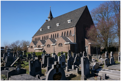 52389 Kerk OLV Visitatie en H. Antonius van Padua met op voorgrond kerkhof, Budel-Schoot, 2023