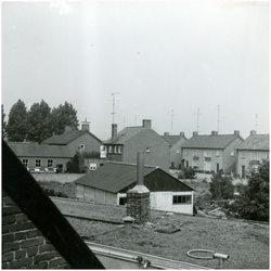 52444 Uitzicht op schuur en Gastelseweg vanuit woonhuis van der Wielen, Budel, ca 1960