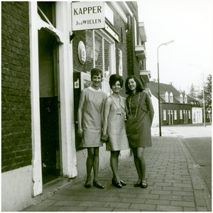 52449 Even poseren voor de winkel van kapper van der Wielen, Budel, ca 1960