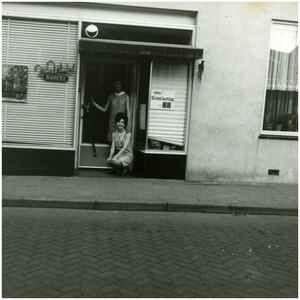 52450 Even poseren voor de winkel v an bakkerij van Winkel, ca 1960