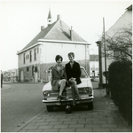 52451 poseren op de auto richting Marktstraat, Budel, ca 1960