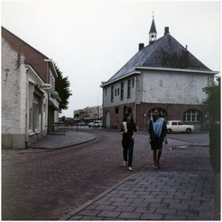 52452 zicht op marktstraat met links schoenmaker/winkel Mansveld, cafe van Vlierden (later Du Commerce en Quincy) ...