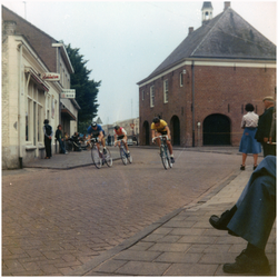 52453 Wielerronde door de Marktstraat en Kerkstraat, Budel, ca 1960