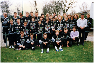 52465 Zwemploeg Zwemclub Budel met trainers, Budel, circa 1990-1995