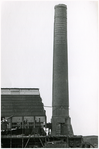 52479 Zinkfabriek een van de laatste pijpen, Budel-Dorplein , circa 1973