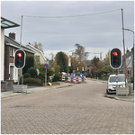 52490 Tijdelijke stoplichten in de Deken van Baarsstraat, Budel, 06-11-1991