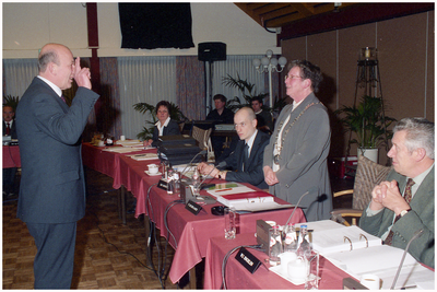 52540 Eed aflegging Gemeenteraadsleden met waarnemend Burgemeester en griffier, Maarheeze, 2002-2003