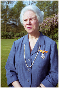 52546 koninklijke onderscheiding van mevr. Dor, Budel-Dorplein, 1998-2002
