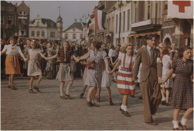 1187 Markt: feestvierende bevolking, 18-09-1944