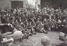 22503 Groepsfoto van bevrijde geallieerde manschappen bij het Britse hoofdkwartier in of bij Boxtel, 25-10-1944 - 26-10-1944