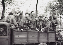 22505 Bevrijde geallieerde manschappen op een truck, nabij het Britse hoofdkwartier in of bij Boxtel, 25-10-1944 - 26-10-1944