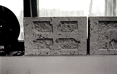  Een serie van 3 foto's betreffende stenen die in 1991 in de zuidelijke gevel van de N.H. kerk zijn geplaatst, 1991