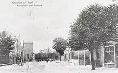 23385 Hoofdstraat gezien in westelijke richting, met links de pastorie en Sint Odulphushuis, ca. 1920