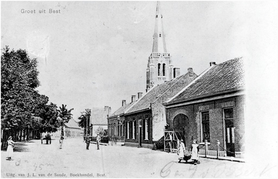 23388 Hoofdstraat (Dorpstraat) in oostelijke richting, met op de achtergrond de toren van de Sint Odulphuskerk, ca. 1900