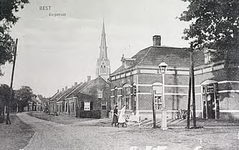 23389 Hoofdstraat (Dorpstraat) in oostelijke richting vanaf de spoorwegovergang, met rechts Stationsstraat. Rechts: ...