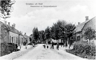23424 Overzicht van de Nieuwstraat met het hulppostkantoor (rechts), ca. 1900