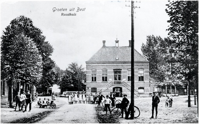 23516 Raadhuis van de gemeente Best, met een groep kinderen op de voorgrond, ca. 1915